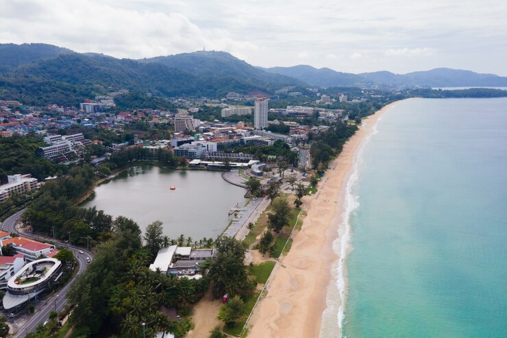 Вид с воздуха на городской пейзаж и пляж