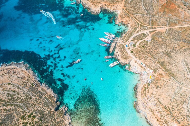 Вид с воздуха на знаменитую голубую лагуну в средиземном море, остров комино