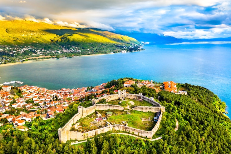 Вид с воздуха на крепость самуила в охриде в северной македонии