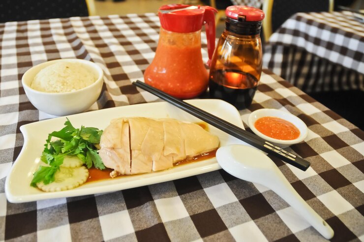 Курица по-хайнаньски с масляным рисом в сингапуре