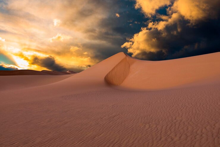 Закат над песчаными дюнами в пустыне