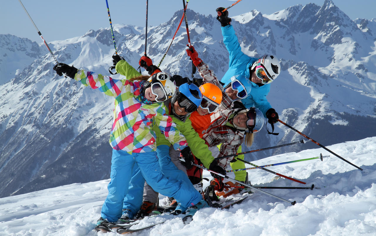 Семья лыжников на склоне