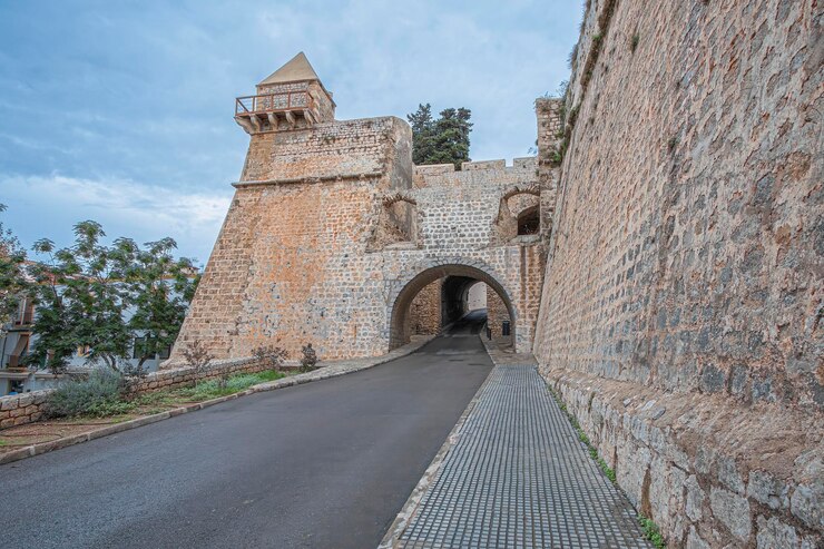 Вид на часть стены старого города ибицы